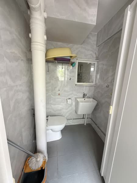 132 Ang Mo Kio Avenue 3, 132 Ang Mo Kio Avenue 3, 3 Bedrooms, 1,259 sqft, HDB Flat For Rent, by Ken Wee, 500082459 - Bathroom - PropertyGuru.com.sg