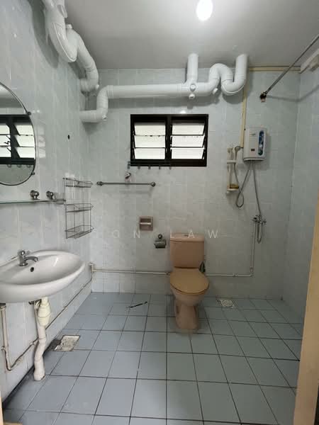 153 Lorong 2 Toa Payoh, 153 Lorong 2 Toa Payoh, 3 Bedrooms, 1,087 sqft, HDB Flat For Sale, by Jon Law, 500082469 - Bathroom - PropertyGuru.com.sg