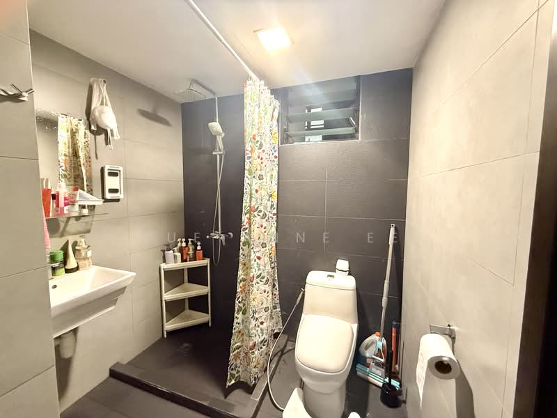 Pinevale Condominium For Sale at S$ 1,800,000 | PropertyGuru Singapore - Bathroom