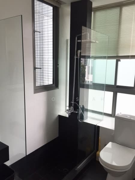 Newton Edge Condominium For Sale at S$ 1,200,000 | PropertyGuru Singapore - Bathroom