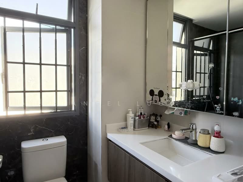 Palm Isles, 40 Flora Drive, 2 Bedrooms, 786 sqft, Condominium For Rent, by Angel Luo, 500082552 - Bathroom - PropertyGuru.com.sg