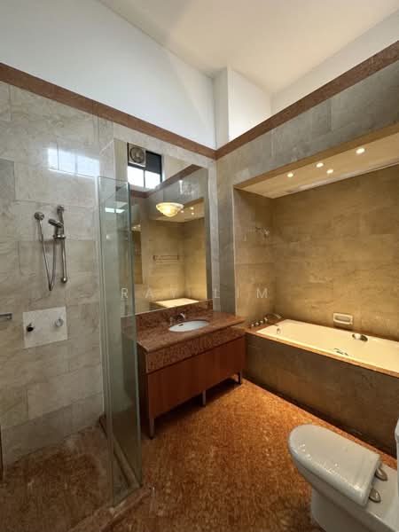 Brentwood Villas, Lloyd Road Singapore, 4 Bedrooms, 2,242 sqft, Cluster House For Rent, by Ray Lim, 500082558 - Bathroom - PropertyGuru.com.sg