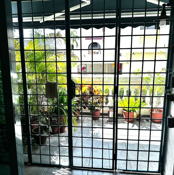 Stratford Court Condominium For Sale at S$ 2,280,000 | PropertyGuru Singapore - Balcony