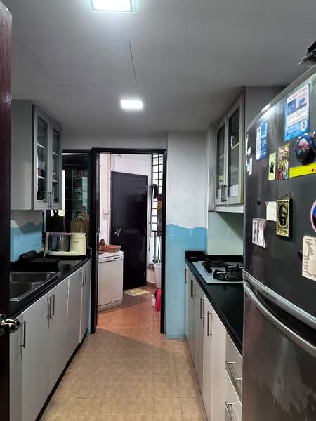 Stratford Court Condominium For Sale at S$ 2,280,000 | PropertyGuru Singapore - Kitchen