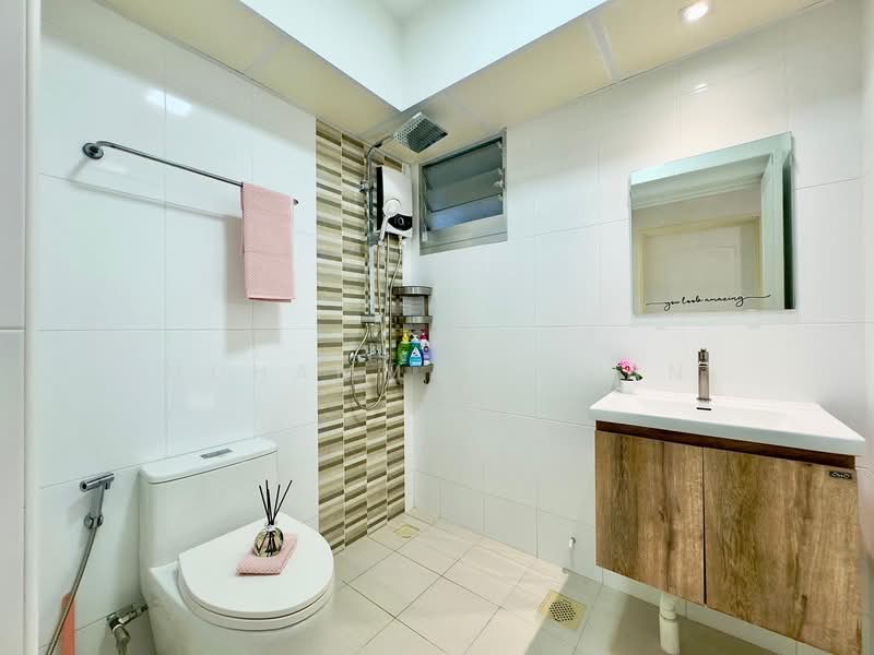 408B Northshore Drive HDB Flat For Sale at S$ 725,000 | PropertyGuru Singapore - Common Toilet