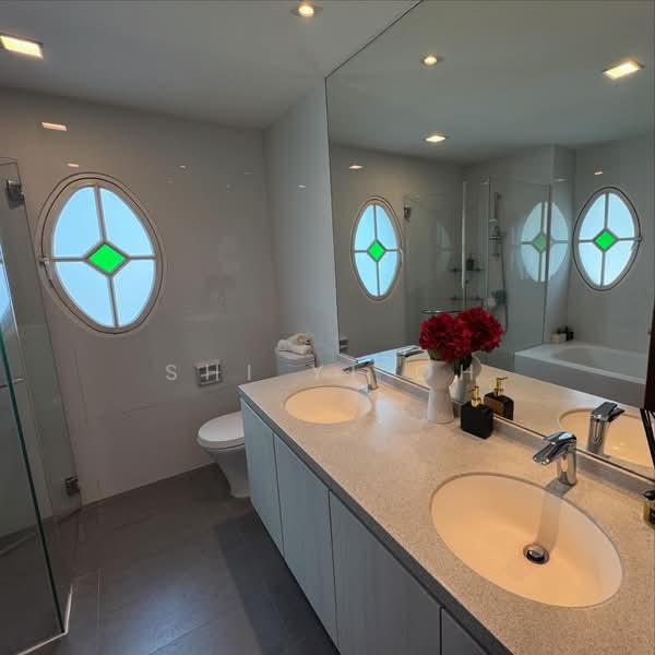 Gentle Villas, 74 Gentle Drive, 5 Bedrooms, 2,900 sqft, Semi-Detached House For Sale, by Shi Yi Oh, 500082615 - Master toilet - PropertyGuru.com.sg