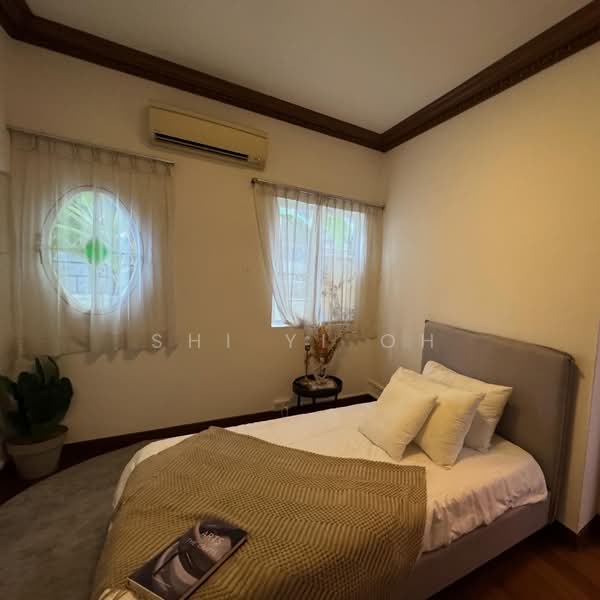 Gentle Villas, 74 Gentle Drive, 5 Bedrooms, 2,900 sqft, Semi-Detached House For Sale, by Shi Yi Oh, 500082615 - Granny’s Bedroom - PropertyGuru.com.sg