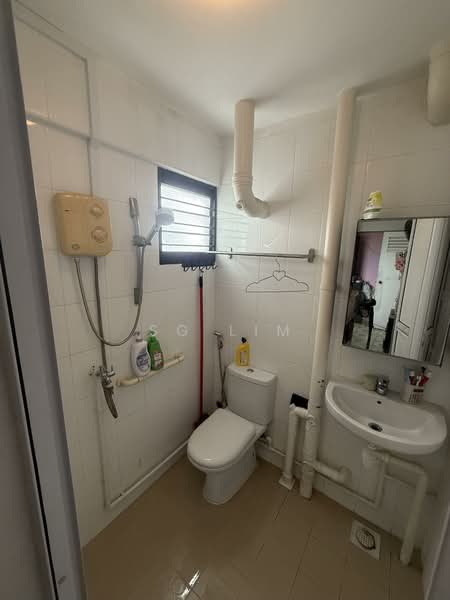 321 Hougang Avenue 5 HDB Flat For Sale at S$ 450,000 | PropertyGuru Singapore - Master Bathroom