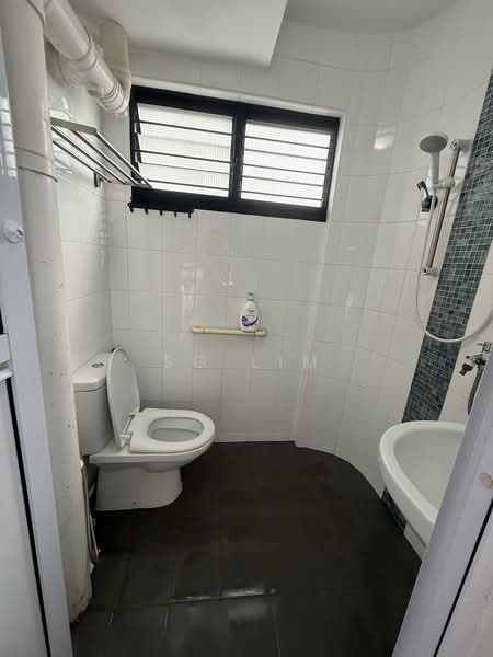 321 Hougang Avenue 5 HDB Flat For Sale at S$ 450,000 | PropertyGuru Singapore - Common Bathroom