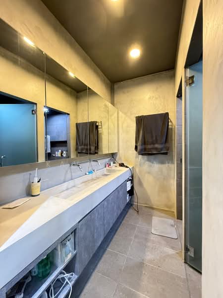 22 Tiong Bahru Road HDB Flat For Sale at S$ 888,000 | PropertyGuru Singapore - Bathroom