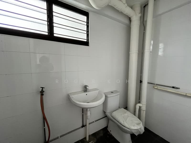 289 Tampines Street 22 HDB Flat For Sale at S$ 670,000 | PropertyGuru Singapore - Bathroom