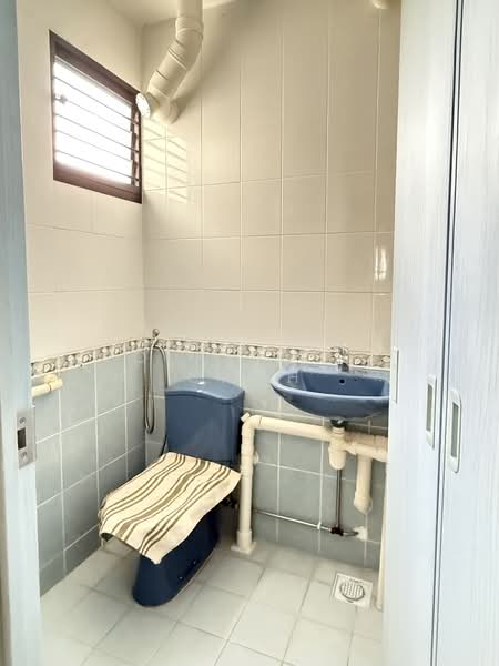 523 Ang Mo Kio Avenue 5 HDB Flat For Sale at S$ 458,888 | PropertyGuru Singapore - Master Bathroom