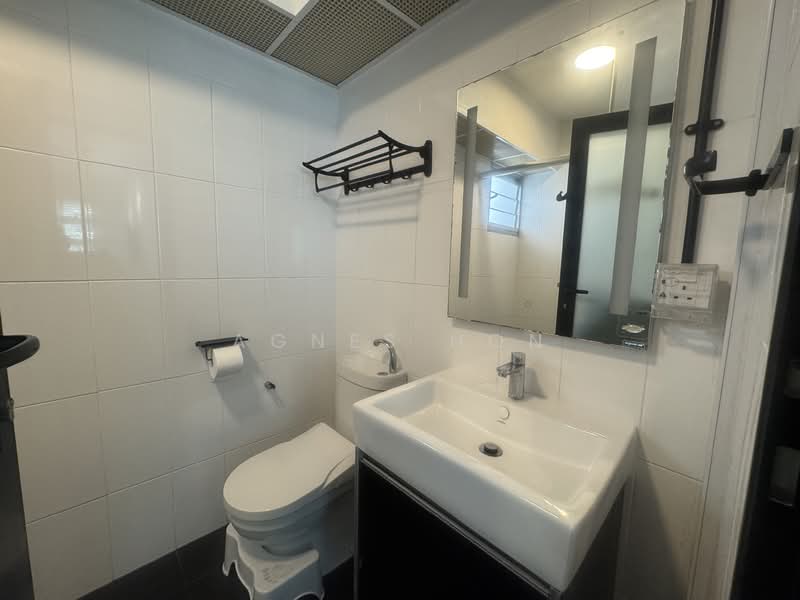 573C Woodlands Drive 16 HDB Flat For Sale at S$ 730,000 | PropertyGuru Singapore - Bathroom