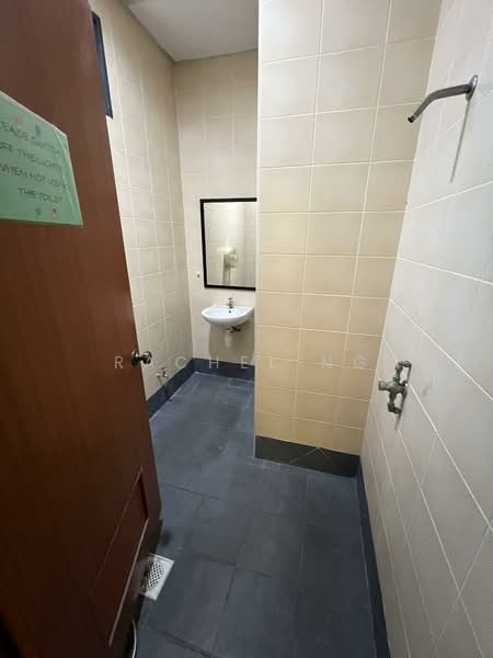 Tradehub 21, 8 Boon Lay Way, 1,647 sqft, Light Industrial (B1) For Rent, by Rachel ng, 500082711 - Bathroom - CommercialGuru.com.sg