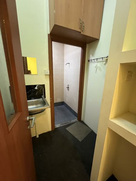Tradehub 21, 8 Boon Lay Way, 1,647 sqft, Light Industrial (B1) For Rent, by Rachel ng, 500082711 - Bathroom - CommercialGuru.com.sg