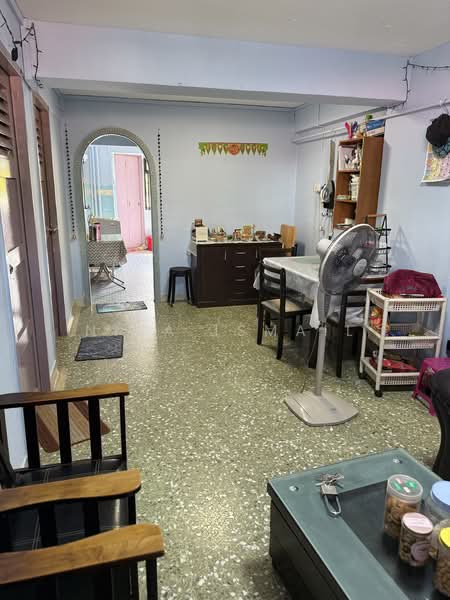 45 Sims Drive HDB Flat For Sale at S$ 390,000 | PropertyGuru Singapore - Living Room actual photo 