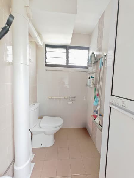 624 Ang Mo Kio Avenue 4 HDB Flat For Sale at S$ 450,000 | PropertyGuru Singapore - Bathroom