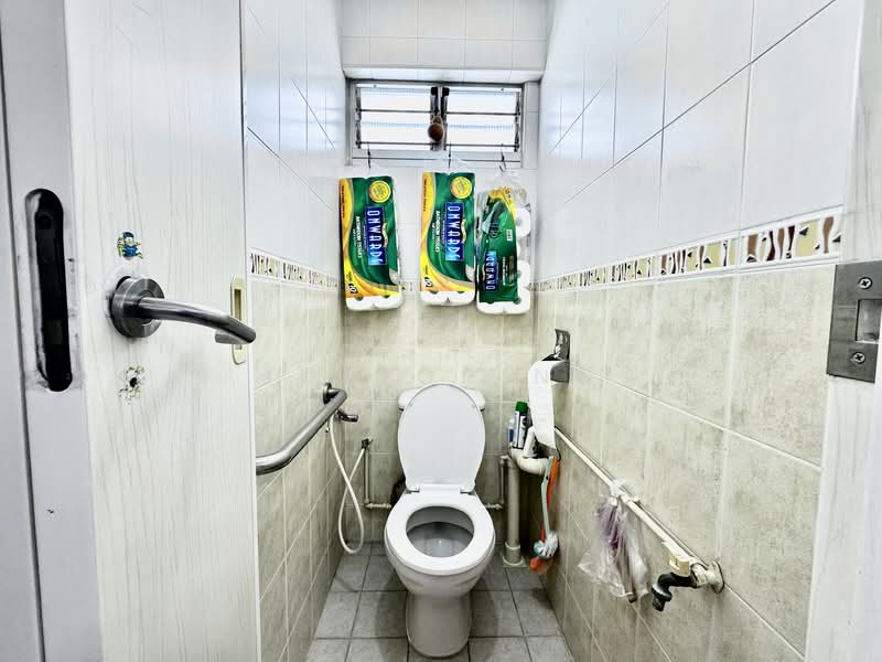 45 Marine Crescent HDB Flat For Sale at S$ 695,000 | PropertyGuru Singapore - Bathroom