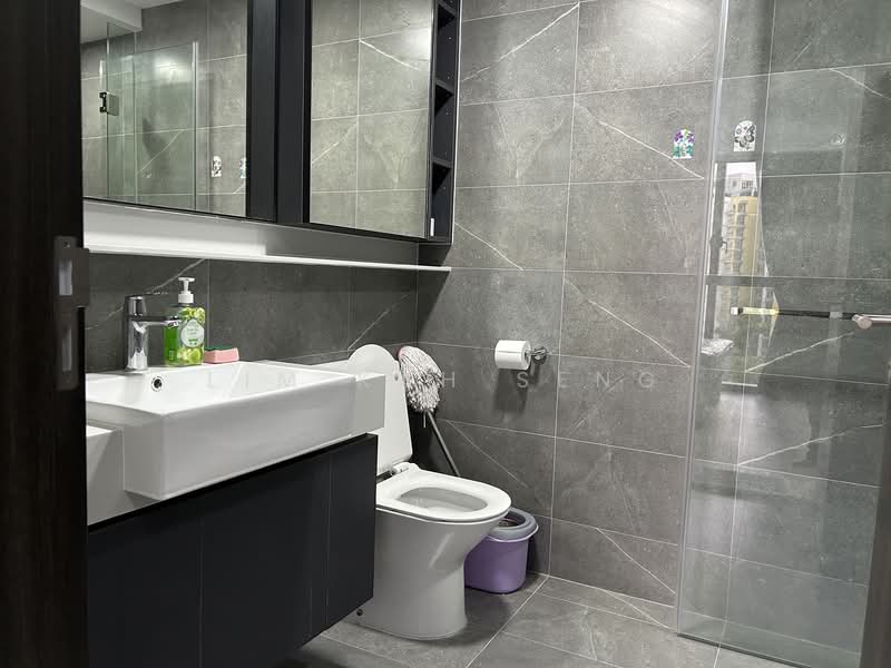 Riverfront Residences, 41 Hougang Avenue 7, 2 Bedrooms, 721 sqft, Condominium For Rent, by Lim Kah Seng, 500082816 - Bathroom - PropertyGuru.com.sg