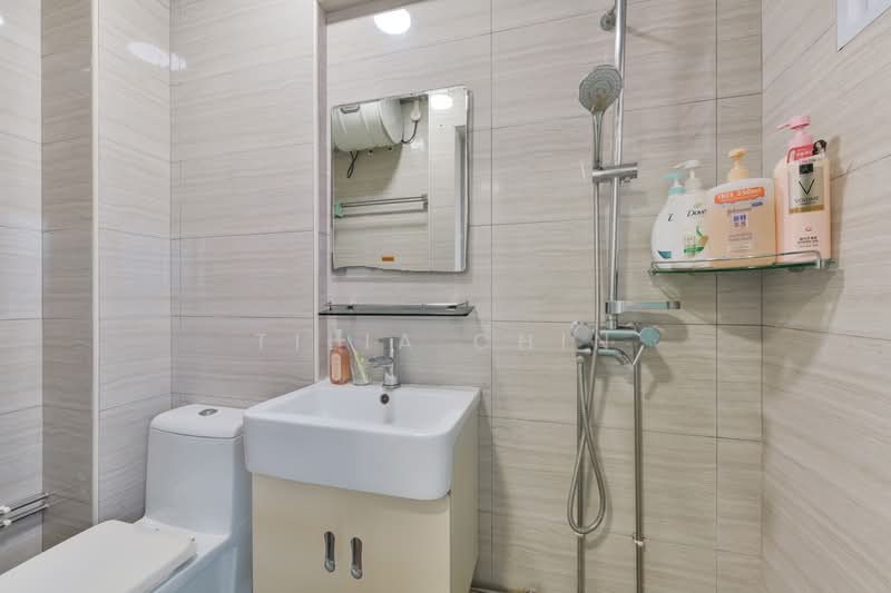 554 Hougang Street 51 HDB Flat For Sale at S$ 640,000 | PropertyGuru Singapore - Bathroom
