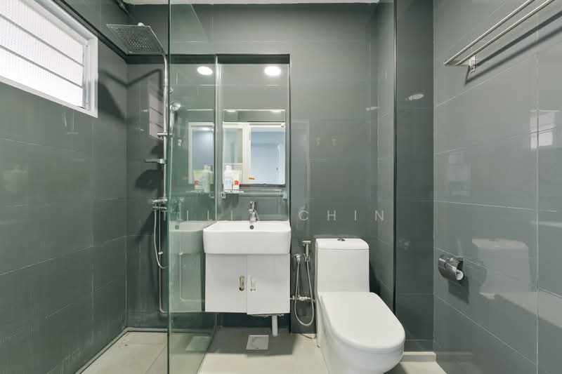 554 Hougang Street 51 HDB Flat For Sale at S$ 640,000 | PropertyGuru Singapore - Bathroom