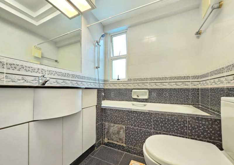 Royal Palm Mansions, 330 Pasir Panjang Road, 4 Bedrooms, 1,227 sqft, Condominium For Rent, by Winnie Tong, 500082849 - Bathroom - PropertyGuru.com.sg