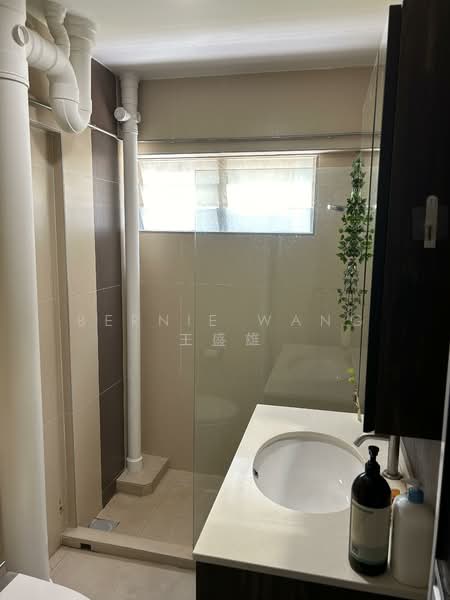 306 Ang Mo Kio Avenue 1 HDB Flat For Sale at S$ 720,000 | PropertyGuru Singapore - Bathroom