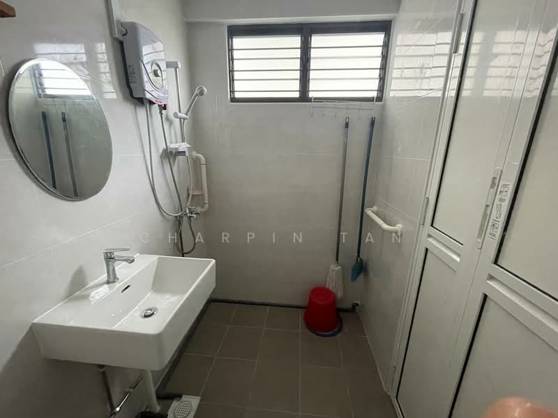 860 Yishun Avenue 4, 860 Yishun Avenue 4, 2 Bedrooms, 1,237 sqft, HDB Flat For Rent, by Charpin Tan, 500082863 - Bathroom - PropertyGuru.com.sg