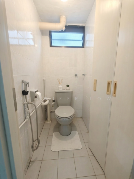 26 Toa Payoh East HDB Flat For Sale at S$ 368,888 | PropertyGuru Singapore - Toilet