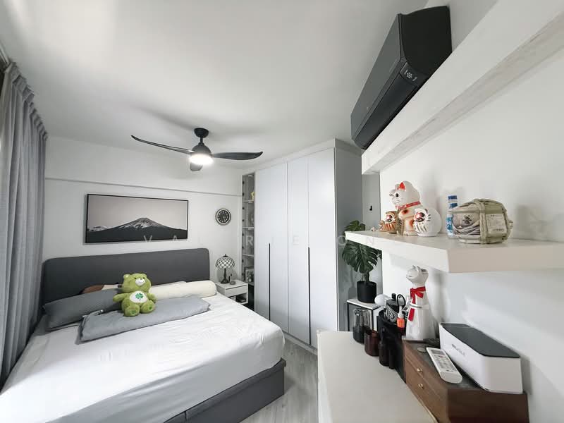 455 Clementi Avenue 3 HDB Flat For Sale at S$ 900,000 | PropertyGuru Singapore - Master Bedroom