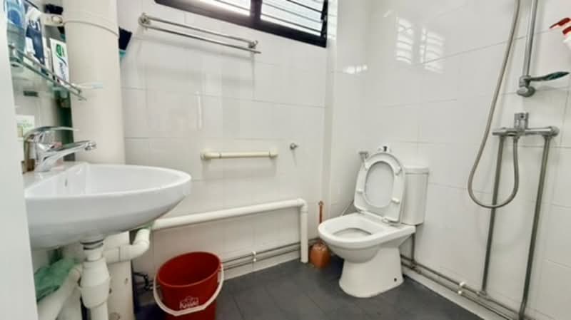 518 Jurong West Street 52 HDB Flat For Sale at S$ 630,000 | PropertyGuru Singapore - Bathroom