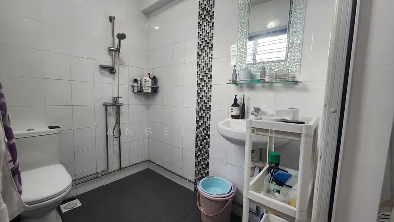 518 Jurong West Street 52 HDB Flat For Sale at S$ 630,000 | PropertyGuru Singapore - Bathroom