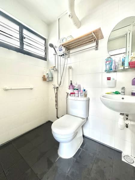 775 Yishun Ring Road HDB Flat For Sale at S$ 530,000 | PropertyGuru Singapore - Bathroom