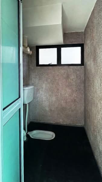 713 Clementi West Street 2, 713 Clementi West Street 2, 2 Bedrooms, 883 sqft, HDB Flat For Rent, by John Tan 奕欣, 500082993 - Bathroom - PropertyGuru.com.sg