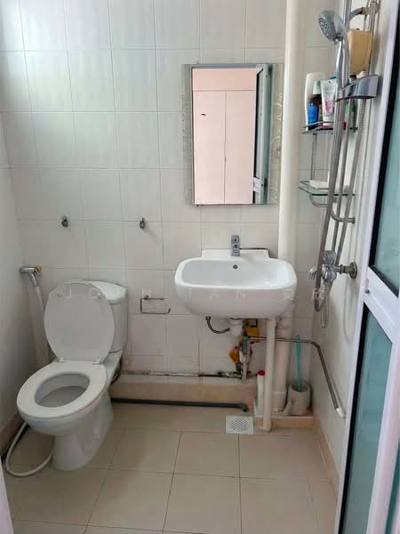 713 Clementi West Street 2, 713 Clementi West Street 2, 2 Bedrooms, 883 sqft, HDB Flat For Rent, by John Tan 奕欣, 500082993 - Master Bathroom - PropertyGuru.com.sg