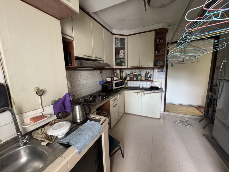 559 Jurong West Street 42 HDB Flat For Sale at S$ 675,000 | PropertyGuru Singapore - Kitchen