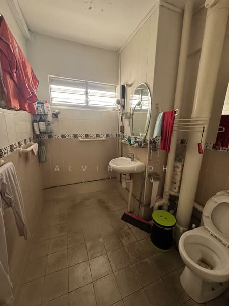 559 Jurong West Street 42 HDB Flat For Sale at S$ 675,000 | PropertyGuru Singapore - Bathroom