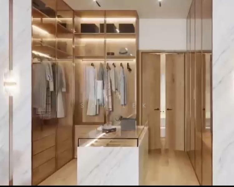 Designer Detached | Prestigious Braddell Heights | Near Lorong Chuan MRT, Cotswold Close, Chiltern Drive, Dunsfold Drive, Lynnwood Grove, Matlock Rise, Clifton Vale, Sommerville Road, Braddell Heights, Macpherson / Potong Pasir, 7 Bedrooms, 9,488 sqft, Detached House For Sale, by Sam Lek, 500083026 - Luxurious Walk-in in Wardrobe - PropertyGuru.com.sg