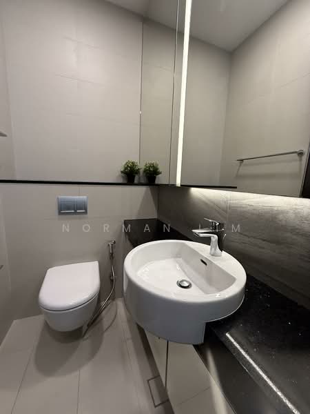 Kallang Riverside, 51 Kampong Bugis, 2 Bedrooms, 1,001 sqft, Condominium For Sale, by Norman Lim, 500083079 - Bathroom - PropertyGuru.com.sg