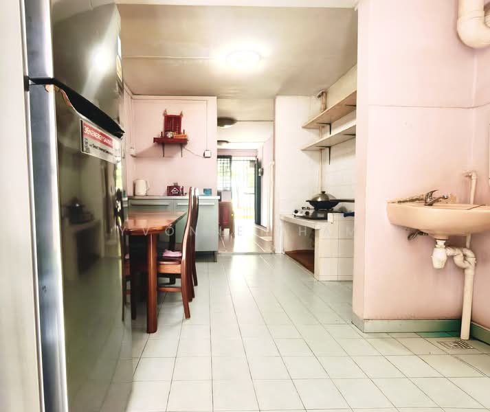 122 Yuan Ching Road HDB Flat For Sale at S$ 350,000 | PropertyGuru Singapore - Kitchen