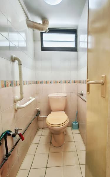 122 Yuan Ching Road HDB Flat For Sale at S$ 350,000 | PropertyGuru Singapore - Bathroom