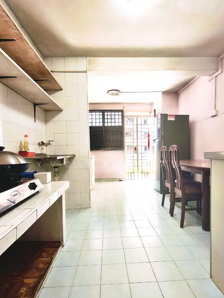 122 Yuan Ching Road HDB Flat For Sale at S$ 350,000 | PropertyGuru Singapore - Kitchen