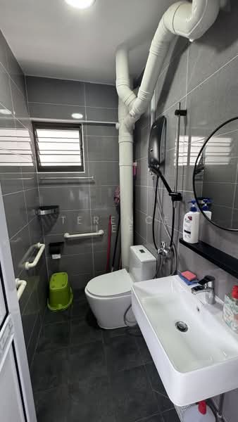 262 Serangoon Central Drive, 262 Serangoon Central Drive, 2 Bedrooms, 808 sqft, HDB Flat For Rent, by Terence Lee, 500083093 - Bathroom - PropertyGuru.com.sg