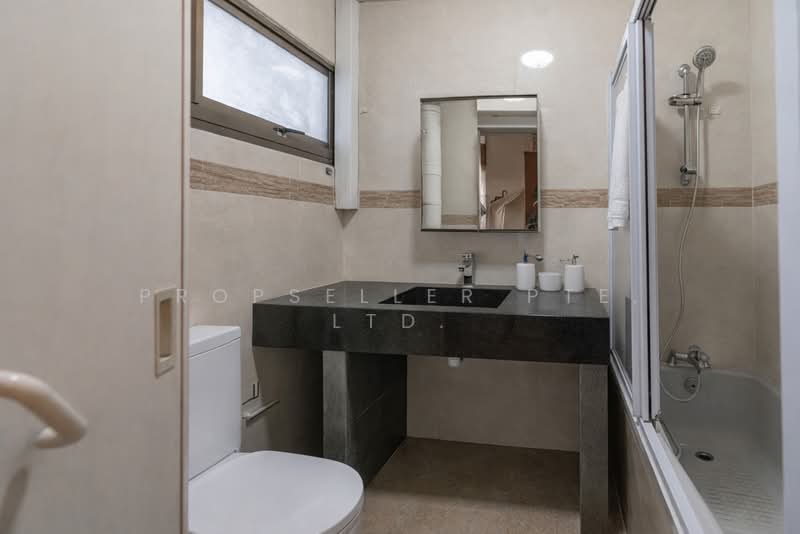 616 Ang Mo Kio Avenue 4 HDB Flat For Sale at S$ 1,100,000 | PropertyGuru Singapore - Bathroom