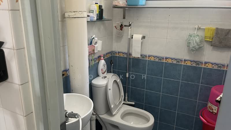 321 Ang Mo Kio Avenue 1, 321 Ang Mo Kio Avenue 1, 3 Bedrooms, 786 sqft, HDB Flat For Sale, by Ron Koh, 500083149 - Bathroom - PropertyGuru.com.sg
