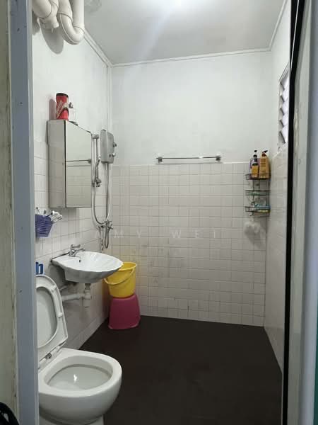 696 Hougang Street 61 HDB Flat For Sale at S$ 610,000 | PropertyGuru Singapore - Bathroom