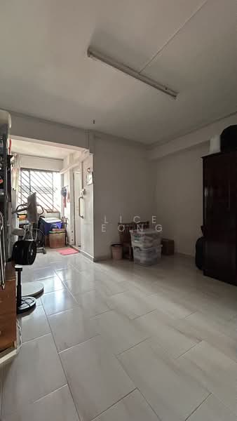 187 Bukit Batok West Avenue 6 HDB Flat For Sale at S$ 680,000 | PropertyGuru Singapore - Master bedroom