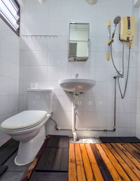 629 Hougang Avenue 8 HDB Flat For Sale at S$ 430,000 | PropertyGuru Singapore - Bathroom