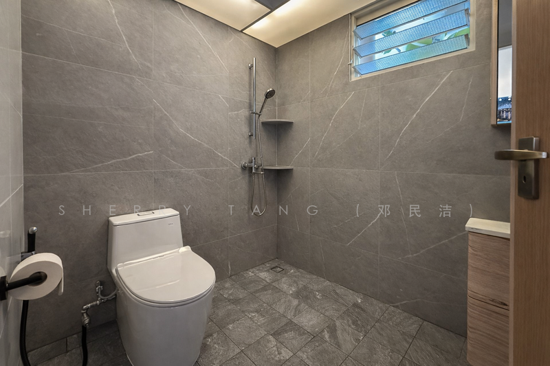 296C Bukit Batok Street 22 HDB Flat For Sale at S$ 1,088,000 | PropertyGuru Singapore - Bathroom
