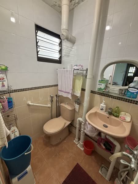 99 Aljunied Crescent HDB Flat For Sale at S$ 420,000 | PropertyGuru Singapore - Bathroom